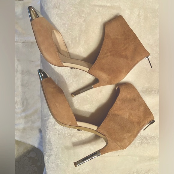 BEIGE TAN SUEDE LEATHER — SILVER METAL TOE CAPS — SILVER HEELS — NEW — SIZE 8.5 - Picture 12 of 17